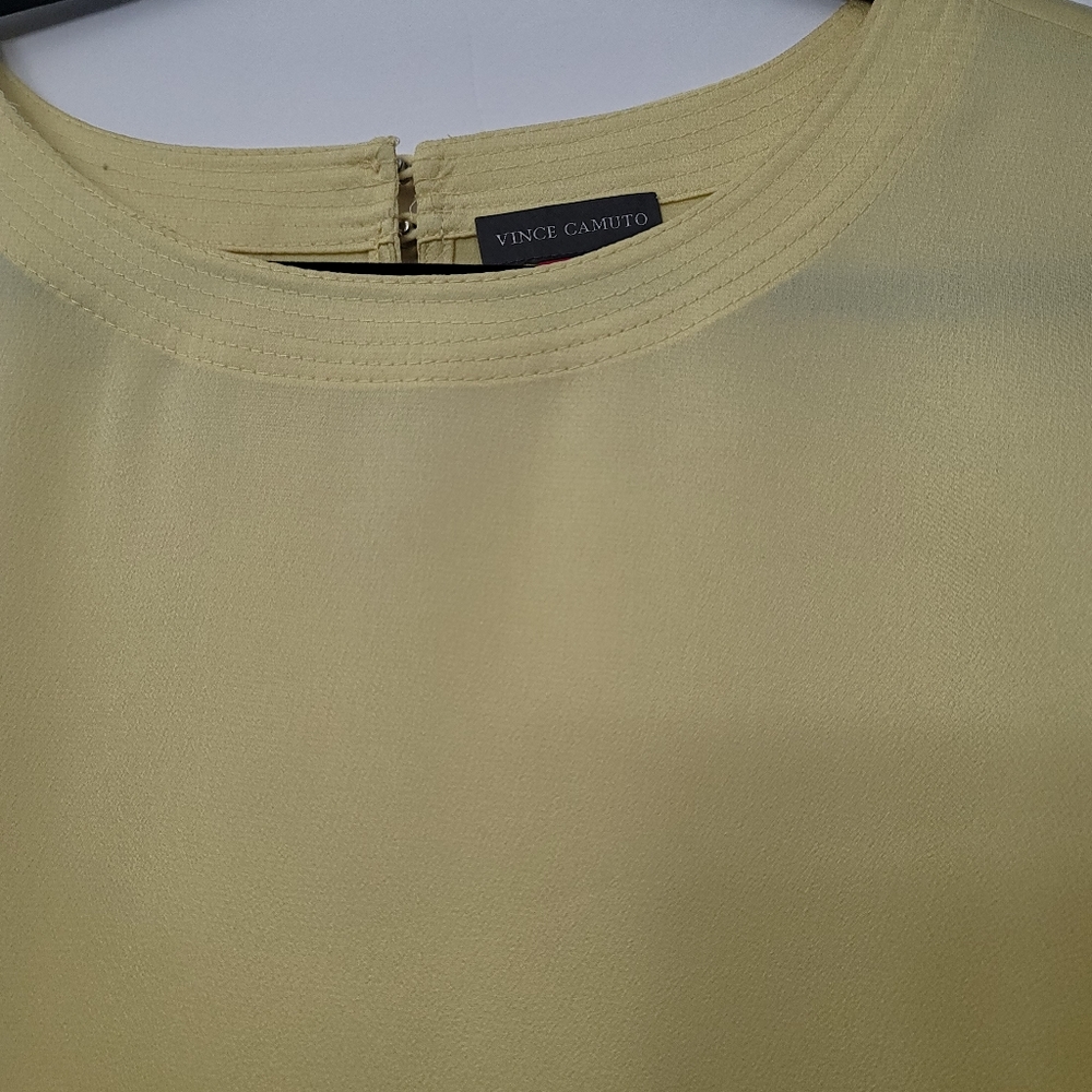 Vince Camuto Floral Beauty Yellow Iris Top - Picture 5 of 6